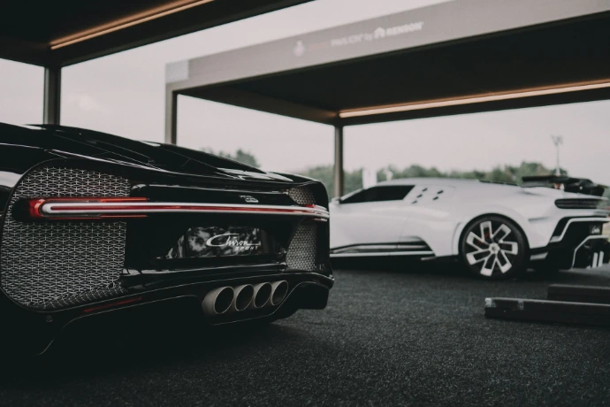 black and white porsche 911